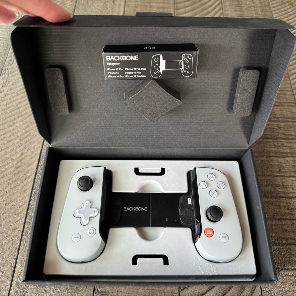 BACKBONE - PlayStation Edition Mobile Gaming Controller for iPhone - Picture 5 of 12